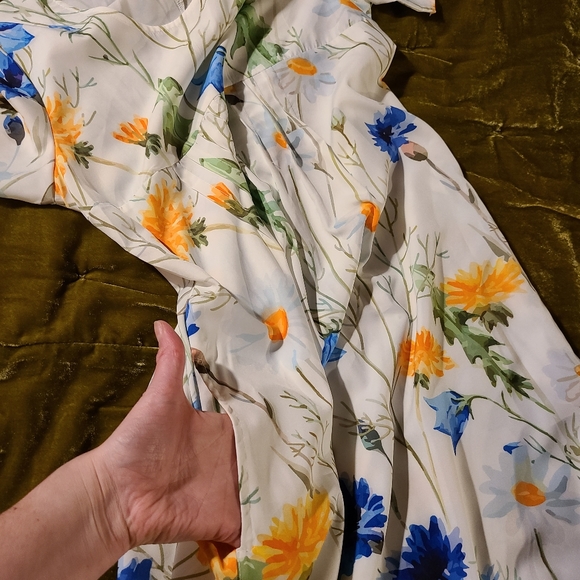 Light floaty flower dress - Picture 6 of 9